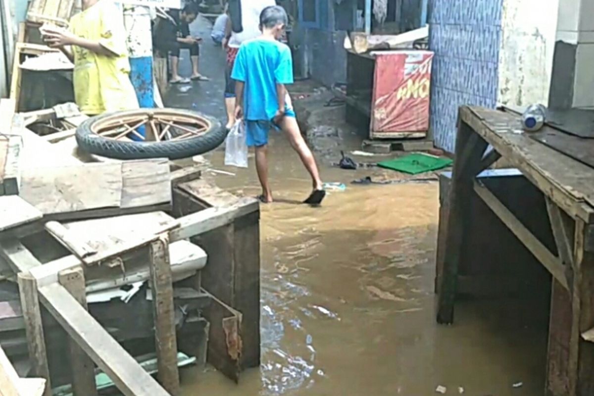 Banjir di Kebon Pala, Kampung Melayu,  Jakarta Timur mulai surut, Selasa (26/2/2019).