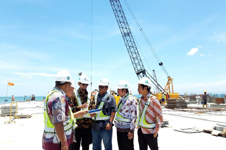 Direktur Utama PT Pelabuhan Indonesia IV (Pelindo IV) Farid Padang (tengah) saat meninjau proyek Makassar New Port, Jumat (5/10/2018). 