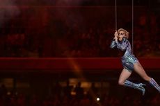 Lady Gaga Buka Super Bowl dengan Nyanyian Protes Trump
