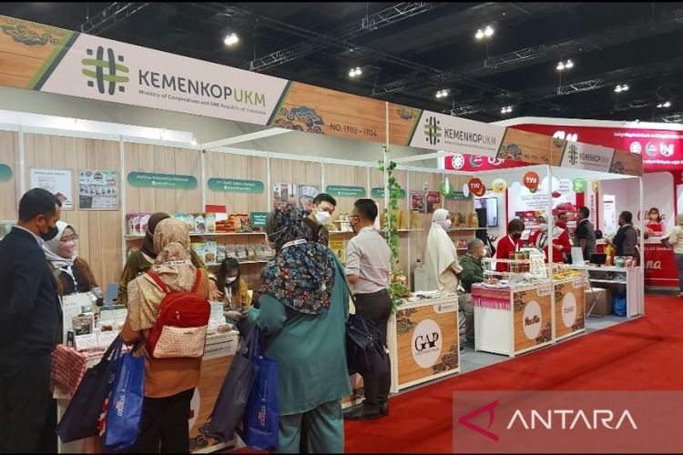 Produk-produk halal dari Indonesia dipromosikan dalam Malaysia International Halal Showcase (Mihas) 2022, Kuala Lumpur, Malaysia, Rabu (7/9/2022).