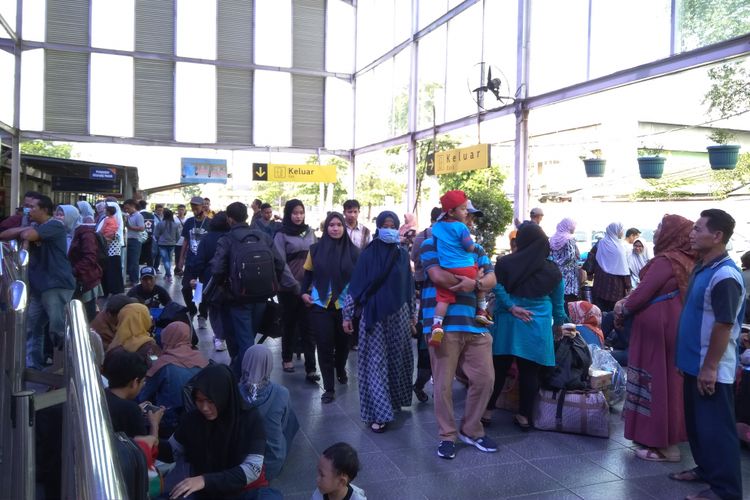 Penumpukan penumpang terjadi di pelataran Stasiun Pasar Senen Jakarta, Rabu (13/6/2018).