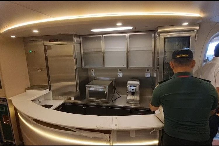 Baik kereta inspeksi maupun kereta penumpang pada kereta cepat Jakarta-Bandung sama-sama dilengkapi dengan mini bar di tengah-tengah rangkaian untuk penumpang yang ingin membeli makanan ringan serta minuman dingin dan panas. 