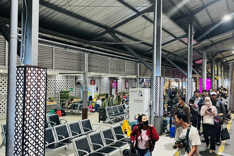 Situasi Stasiun Lempuyangan pada Senin (1/9/2025). KA Bogowonto melayani relasi Jakarta-Yogyakarta melalui Stasiun Pasar Senen dan Stasiun Lempuyangan Yogyakarta. Simak jadwal dan tarif KA Bogowonto.