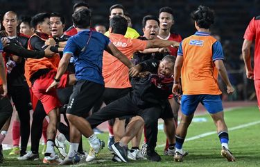 Kericuhan terjadi dalam laga final sepak bola SEA Games 2023 Indonesia vs Thailand di Stadion Nasional Olimpiade, Phnom Penh, Kamboja, Selasa (16/5/2023). Manajer timnas U22 Indonesia Sumardji (tengah) jadi korban kekerasan ofisial Thailand. Terkini, AFC resmi menghukum Indonesia akibat dari kericuhan di final SEA Games 2023.