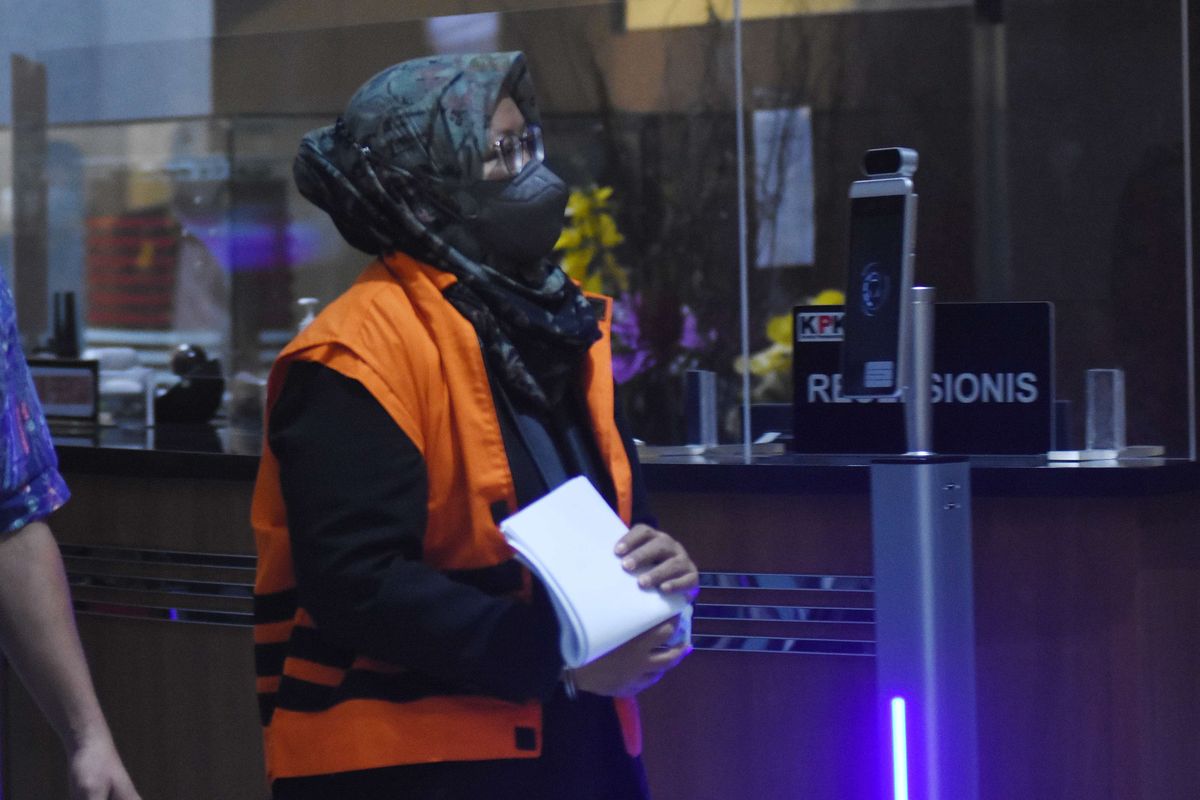 Bupati Kabupaten Bogor Ade Yasin mengenakan rompi tahanan KPK usai menjalani pemeriksaan di Gedung Merah Putih KPK, Jakarta, Kamis (28/4/2022) dinihari. KPK menahan delapan tersangka yakni Bupati Bogor Ade Yasin bersama pejabat dan ASN Pemkab Bogor serta pegawai BPK Jawa Barat pasca tertangkap tangan pada Rabu (27/4/2022) malam atas kasus dugaan suap kepada anggota tim audit BPK Perwakilan Jawa Barat dengan nilai total suap Rp1,024 Miliar untuk pengurusan laporan keuangan Pemkab Bogor Tahun Anggaran 2021 agar mendapatkan predikat Wajar Tanpa Pengecualian (WTP).