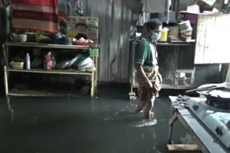 Kondisi air banjir yang menghitam hingga berbau di Dukuh Tanggulangin, Desa Jati Wetan, Kecamatan Jati, Kabupaten Kudus, Jawa Tengah, Kamis (5/2/2021).