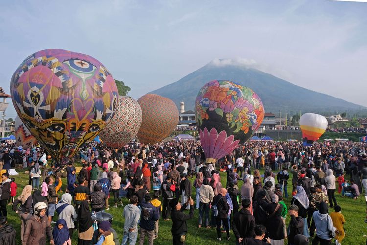 Warga menyaksikan penerbangan balon tradisional saat digelar festival balon udara di lapangan Kledung, Temanggung, Jawa Tengah, Kamis (27/4/2023). Festival balon udara tradisional berbahan kertas tersebut  diikuti oleh 37 kelompok peserta dalam rangkaian memeriahkan Lebaran sekaligus untuk mempromosikan wisata di kawasan Temanggung.