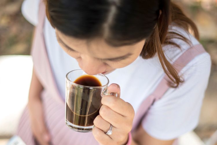 Cara aman minum kopi untuk penderita asam lambung.