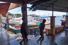 Cerita Fadil, Buruh Angkut Cilik di Pelelangan Ikan Makassar yang Sekolah Sambil Bekerja