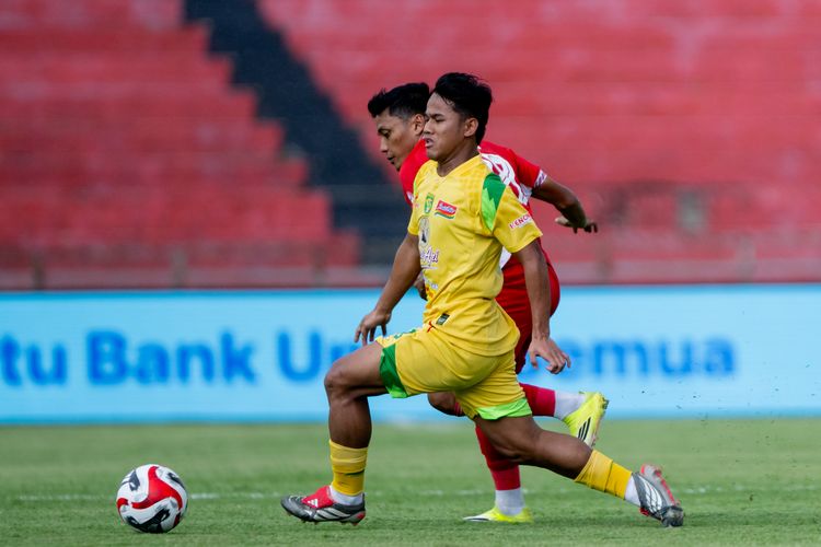 Pemain Persebaya Surabaya Toni Firmansyah dijaga pemain Semen Padang pada laga pekan ke-33 Super League 2025-2026 yang berakhir dengan skor 0-7 di Stadion H. Agus Salim, Jumat (15/5/2026) sore.