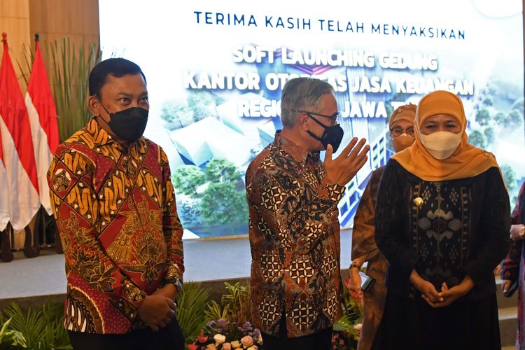 Ketua Dewan Komisioner Otoritas Jasa Keuangan (OJK) Wimboh Santoso (tengah) didampingi Kepala Kantor OJK Regional IV Jawa Timur Bambang Mukti Riyadi (kiri) berbincang dengan Gubernur Jawa Timur Khofifah Indar Parawansa (kanan) di sela-sela peresmian Kantor OJK Regional IV Jawa Timur di Surabaya, Jawa Timur, Selasa (15/3/2022). Dengan hadirnya Kantor OJK tersebut diharapkan dapat memperkuat peran OJK di sektor jasa keuangan yang memberikan perlindungan terhadap konsumen serta mendukung pengembangan perekonomian di daerah itu.