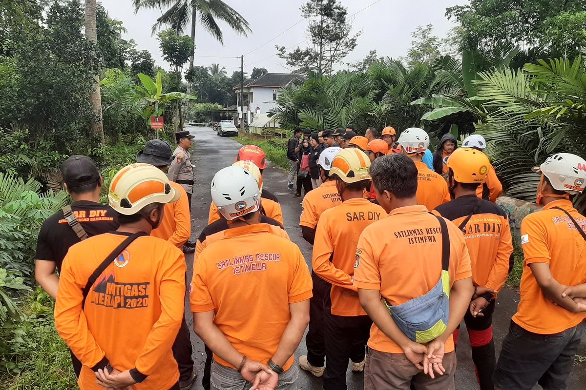 Tim SAR gabungan saat mendengarkan instruksi penghentian kegiatan penyisiran di lokasi penemuan potongan tubuh di Sungai bawah Jembatan Kelor Bangunkerto, Kapanewon Turi, Kabupaten Sleman. Tak hanya itu, penyisiran di sungai-sungai di dekat lokasi penemuan juga dihentikan.
