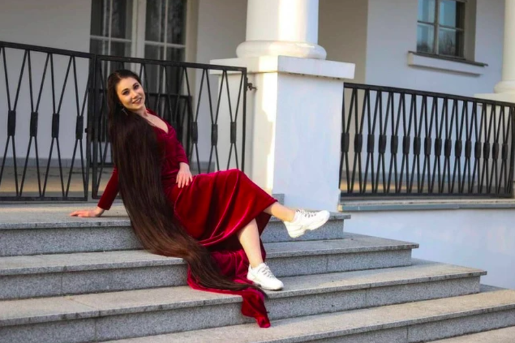 Karolina Czajkowska pemilik rambut panjang