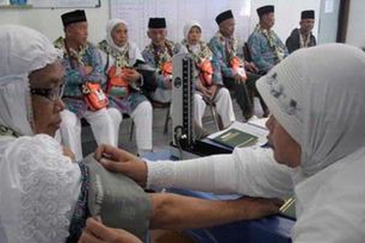 Ilustrasi: Tim kesehatan tengah memeriksa calon jemaah haji di Embarkasi Adi Soemarmo, Boyolali, Selasa (25/9/2012). Dari 18 kloter yang tiba, ada 46 calon jemaah haji yang dirujuk ke rumah sakit karena masalah kesehatan. Jemaah dihimbau menjaga daya tahan tubuh mereka.  