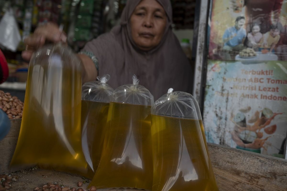 Pedagang menata minyak goreng curah yang dijual di Pasar Masomba, Palu, Sulawesi Tengah, Kamis (3/2/2022). Pedagang mengaku penjualan minyak goreng curah sejak sepekan terakhir mengalami peningkatan hingga 30 persen dari biasanya karena harganya relatif lebih murah antara Rp11 ribu sampai Rp12 ribu per kilogram. ANTARA FOTO/Basri Marzuki/YU