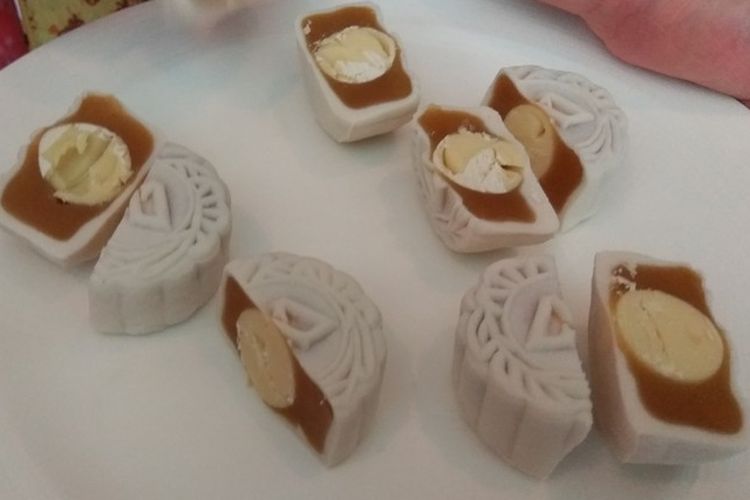 Moon cake white lotus with chocolate and champagne paste snow skin, kue bulan modifikasi di Hotel Mulia.