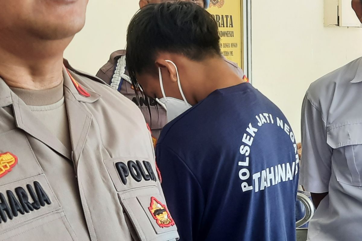 N (mengenakan baju tahanan), pria yang membakar rumah kontrakan di wilayah RT 007 RW 014 Cipinang Muara, Jatinegara, Jakarta Timur. Ia dihadirkan di Mapolsek Jatinegara, Senin (27/6/2022).