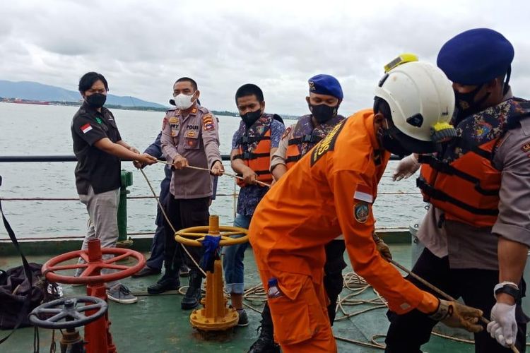 Proses evakuasi korban terakhir dari dalam tangki Kapal MT Nusantara Bersinar yang terjebak didalam tangki kapal. 