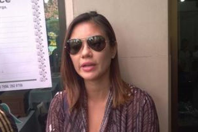 Aline Adita dalam wawancara usai melayat jenazah Frans Tumbuan yang disemayamkan di ruang Gabriel, Rumah Duka Rumah Sakit Saint Carolus, Jakarta Pusat, Senin (23/3/2015).