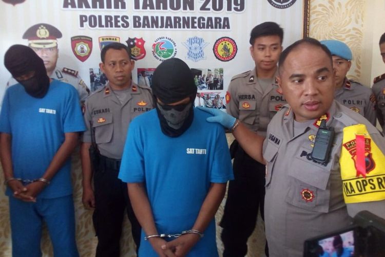 AS dan AK diamankan polisi karena menembak warga hingga tewas saat berburu babi hutan di Desa Pasuruhan, Kecamatan Karangkobar, Kabupaten Banjarnegara, Jawa Tengah.