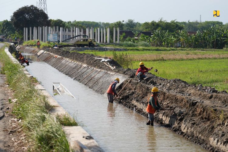 Kementerian Pekerjaan Umum (PU) memperkuat infrastruktur ketahanan pangan nasional melalui kegiatan rehabilitasi jaringan irigasi Daerah Irigasi (DI) Delta Brantas di Kabupaten Sidoarjo, Provinsi Jawa Timur. 