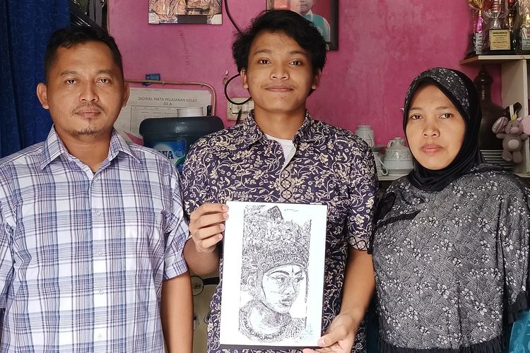 Wahyu Raihan, alumnus Sekolah Global Sevilla, Jakarta, bersama ayahnya, Triyono dan ibu, Endang Suwartini.