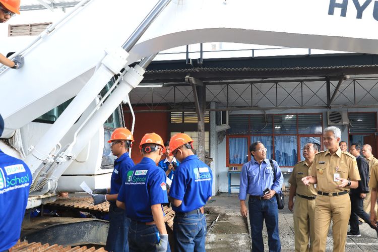 Gubernur Jawa Tengah Ganjar Pranowo, saat mengunjungi Sekolah Menengah Kejuruan Negeri (SMKN) Jawa Tengah