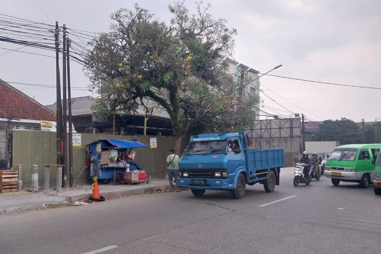Trotoar Jalan Merdeka Bogor Tengah Diperbaiki, PKL Masih Nekat Berjualan