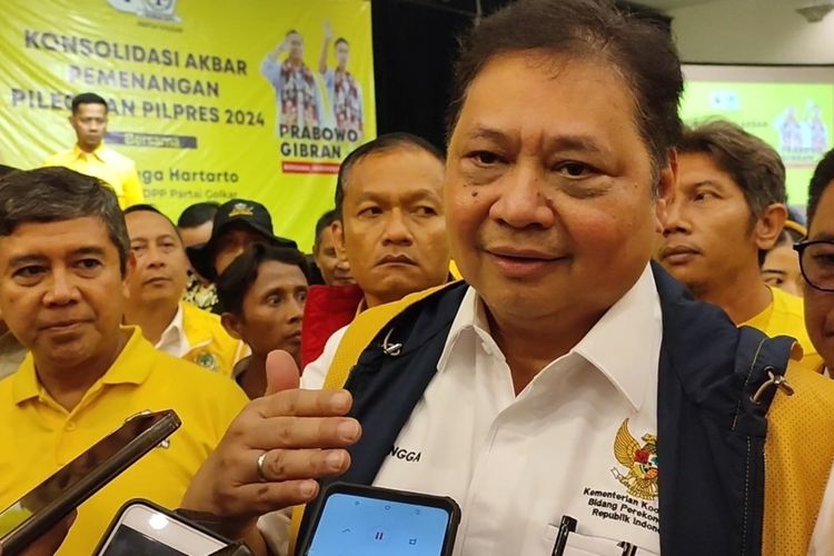 Ketua Umum DPP Partai Golkar Airlangga Hartarto memberikan pidato dan keterangan usai konsolidasi partai Golkar di Kota Cirebon, Rabu (24/1/2024).