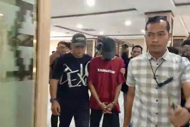 KA, pelaku penjualan mobil curian yang berhubungan dengan kasus penembakan Mapolda Lampung, Minggu (7/4/2024).