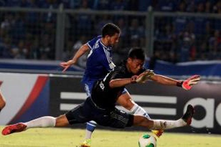 Pemain Chelsea, Eden Hazard (kiri), berebut bola dengan kiper Indonesia All Star, Kurnia Meiga, dalam pertandingan persahabatan di Stadion Utama Gelora Bung Karno, Jakarta, Kamis (25/7/2013).