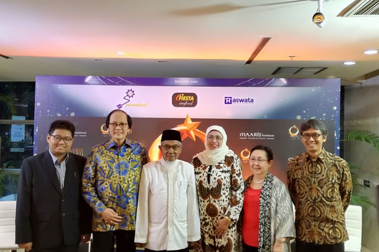 Anggota dewan juri Maarif Award 2018 bersama dengan penerima penghargaan Abdul Rosyid Wahab (berpeci hitam dan memakai baju muslim) dalam Maarif Award 2018.Abdul Rosyid Wahab dikenal sebagai sosok pelintas batas primordial dan promotor toleransi antarumat beragama di kabupaten Sikka, Maumere, NTT.   