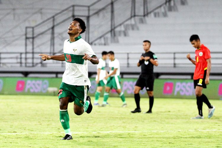 Selebrasi pemain Timnas Indonesia Ramai Rumakiek seusai menjebol gawang Timnas Timor Leste saat pertandingan ujicoba dalam rangka FIFA Matchday yang berakhir dengan skor 0-3 di Stadion Kapten I Wayan Dipta Gianyar, Minggu (30/1/2022) malam. 