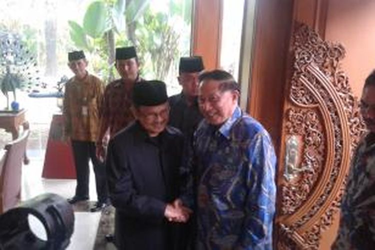 Mantan Presiden RI BJ Habibie menyambut kedatangan para pimpinan MPR, di kediamannya, Jalan Patra Kuningan XIII, Jakarta Selatan, Kamis (16/10/2014).