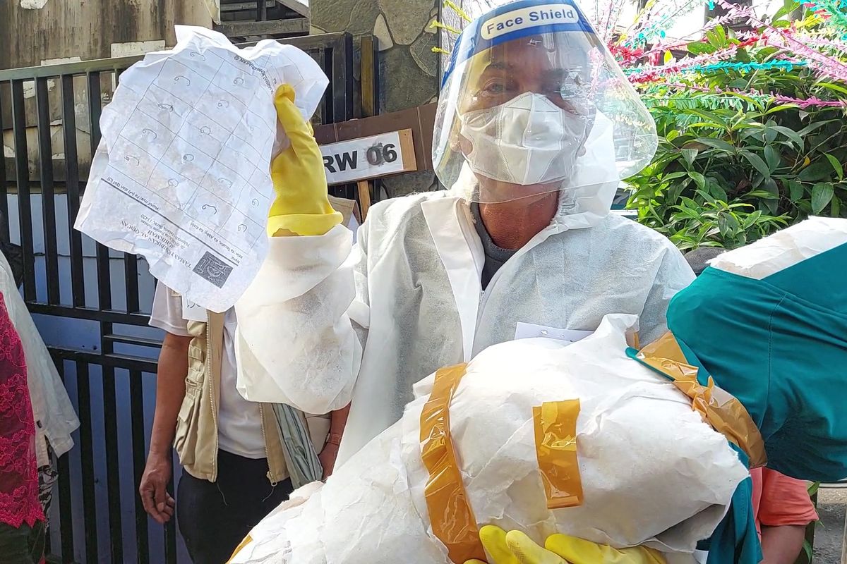 Salim (57) kampanyekan pentingnya memakai masker di antara peserta perayaan bertajuk Karnaval Budaya dan Pesta Rakyat di Kampung Betawi Sentra Budaya Betawi di Kelurahan Kota Bambu Selatan, Palmerah, Jakarta Barat, pada Rabu (22/6/2022). 