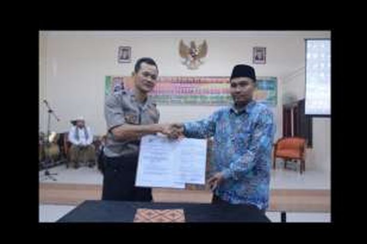 Kapolres Pamekasan dan Ketua PCNU Pamekasan menandatangani MoU tentang penanganan hate speech di Pamekasan.