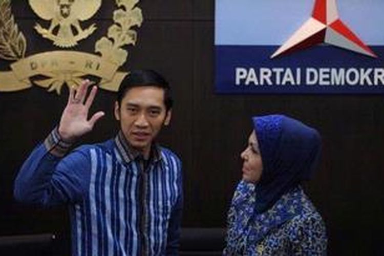 Sekretaris Jenderal Dewan Pimpinan Pusat Partai Demokrat Edhie Baskoro Yudhoyono (kiri) mengumumkan pengunduran dirinya dari anggota DPR di Kompleks Parlemen, Senayan, Jakarta, Kamis (14/2/2013). Ibas didampingi Ketua Fraksi Fraksi Partai Demokrat Nurhayati Assegaf.