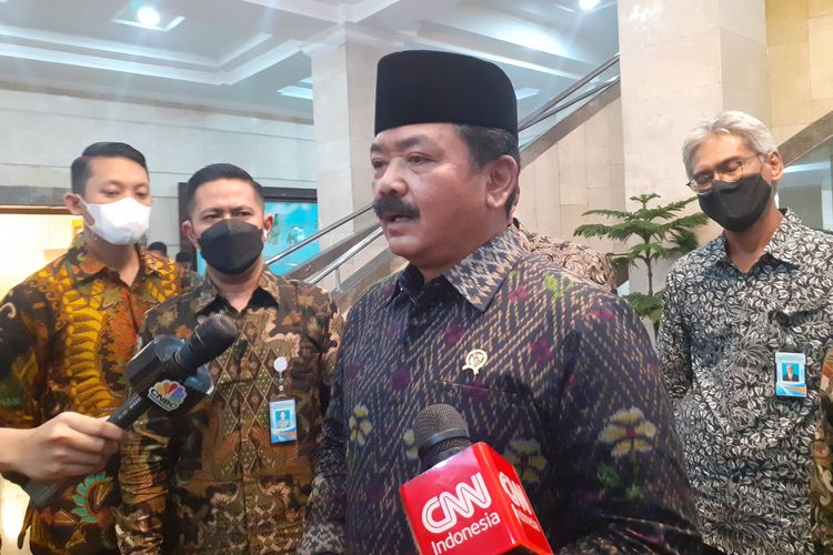 Menteri ATR/BPN Hadi Tjahjanto saat menemui wartawan di kantor Kementerian ATR/BPN, Jumat (8/7/2022).