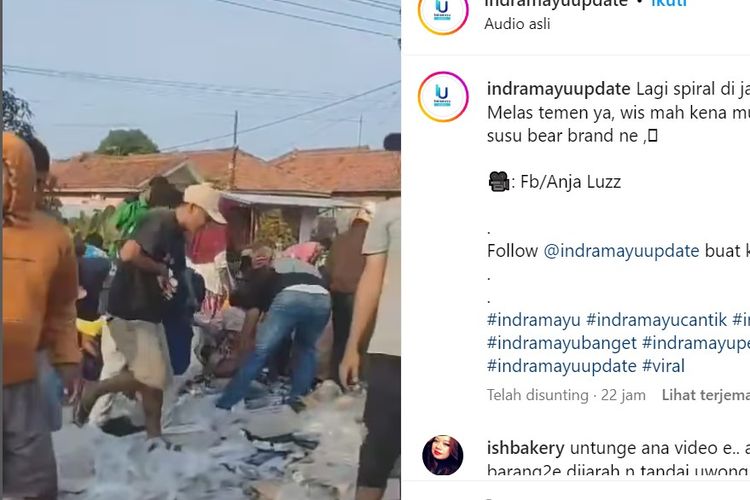 Sejumlah warga menjarah susu bermerek Bear Brand dari truk yang kecelakaan di Jalan Raya Langut, Kecamatan Lohbener, Indramayu, Jawa Barat, Senin (21/8/2023).