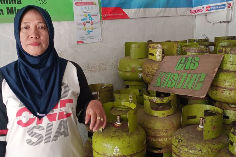 Warga di Kota Malang, Jawa Timur seringkali kecele saat hendak membeli di salah satu, Pangkalan LPG 3 Kilogram Bu Aini, Jalan Hamid Rusdi III Kelurahan Bunulrejo, Kecamatan Blimbing.