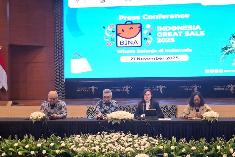 Ketua HIPPINDO, Budiharjo Iduansjah, Menteri Pariwisata, Widiyanti saat memberikan sambutan dalam konferensi pers pada kegiatan Great Sale 2025, Jakarta pada Jum'at (21/11/2025)
