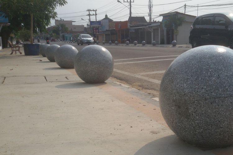 Fasilitas trotoar dan bola-bola batu di Pangkal Pinang.