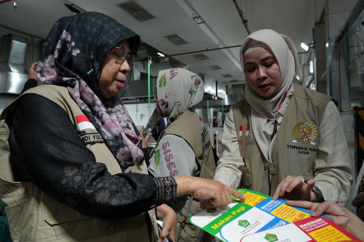 Anggota TIm Pengawas (Timwas) Haji DPR Andi Yuliani Paris saat mengecek bahan makanan ke salah satu perusahaan penyedia katering untuk jemaah haji Indonesia, yakni Nooha for Catering Services Company Al Hijrah di Distric Syuran, Sy Qubaa, Madinah, Sabtu (8/6/2024). 