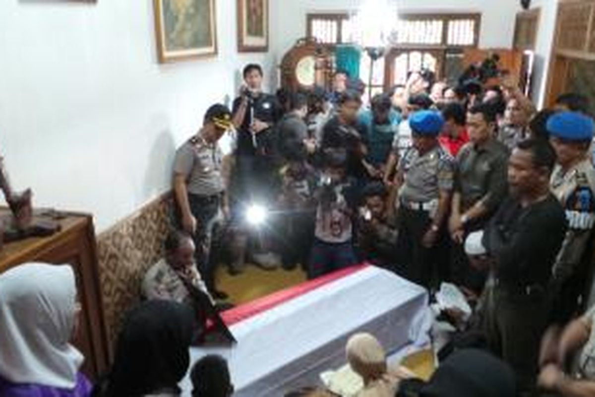 Suasana pengajian di dalam kediaman almarhum anggota Unit Binmas Polsek Metro Cilandak, Aiptu Dwiyatna, Rabu (7/8/2013). Dwiyatna tewas setelah ditembak orang tak dikenal di Ciputat, Tangerang Selatan, Rabu subuh.