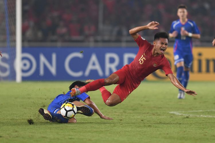 Pesepak Bola Indonesia Saddil Ramdani (kanan) terjatuh saat berusaha melewati hadangan pesepak bola Taiwan dalam laga Grup A Piala Asia U-19 di Stadion Utama Gelora Bung Karno, Jakarta, Kamis (18/10/2018). ANTARA FOTO/Akbar Nugroho Gumay/pd.