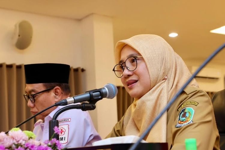 Bupati Banyuwangi Ipuk Fiestiandani saat memimpin rapat program Banyuwangi Melayani. 