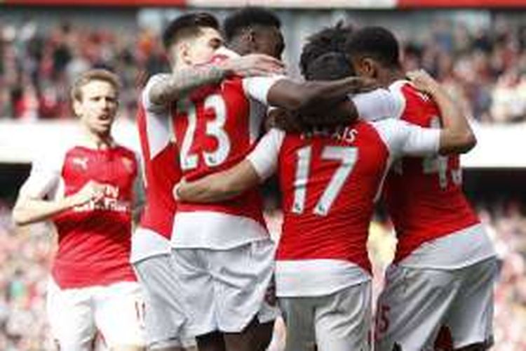 Para pemain Arsenal merayakan gol ke gawang Watford, pada laga Premier League di Stadion Emirates, Sabtu (2/4/2016).