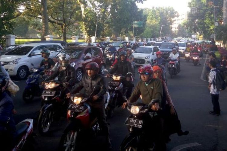 Antrean kendaraan terjadi di sejumlah ruas jalan saat pemberlakuan uji coba sistem satu arah (SSA) di Bogor, Jumat (1/4/2016).
