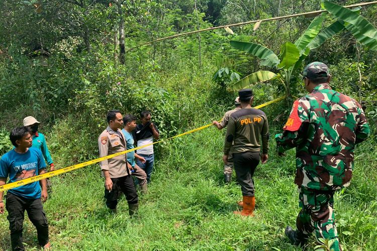 Polisi memasang garis polisi di lokasi penemuan kerangka manusia di Kampung Liud, Desa Curug, Kecamatan Jasinga, Kabupaten Bogor, Jawa Barat.