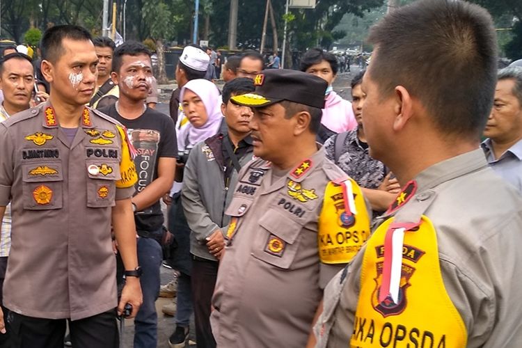 Kapolda Sumut Irjen Pol Agus Andrianto (kedua dari kiri) bersama jajarannya tiba di lokasi usai kerusuhan pecah di mana massa aksi melempari batu dan dibalas dengan tembakan gas air mata dan water canon, Selasa (24/9/2019).